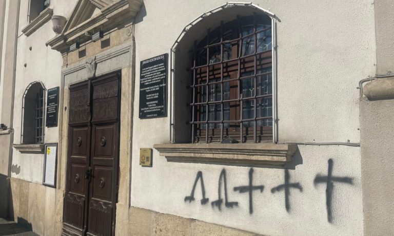 sinagoga-alba-iulia-vandalizata-3-1200x720